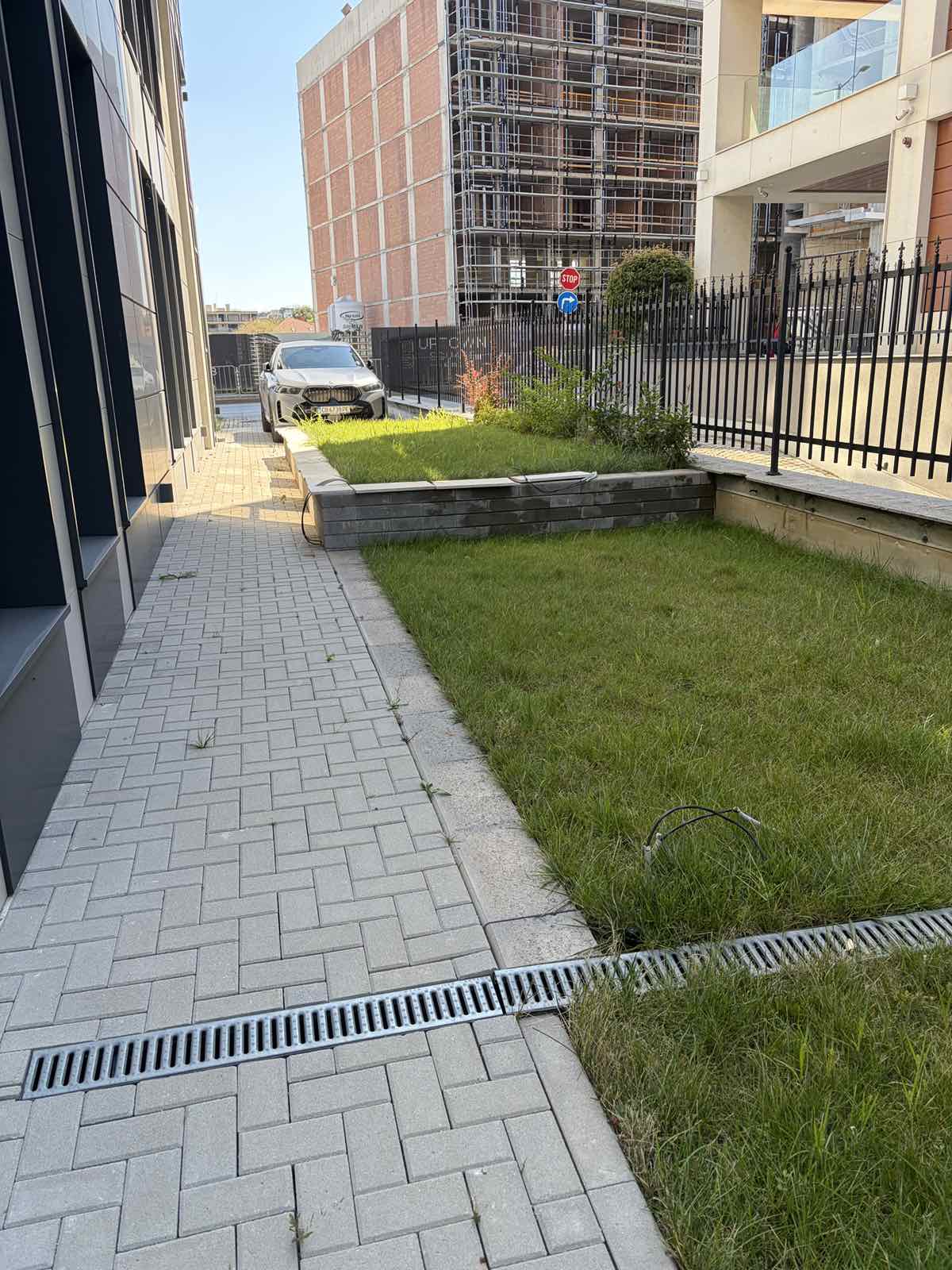 Дворът към сградата